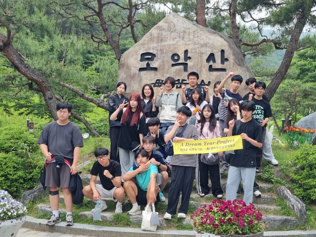 어머니의 품과 같은 모악산의 푸른 자연 속에서 다양한 체험과 성장 발표를 한 벤자민인성영재학교 학생들. 사진 벤자민인성영재학교.