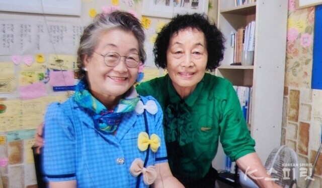 윤수자 작가(오른쪽)과 오소후 시인. 사진 오소후 시인