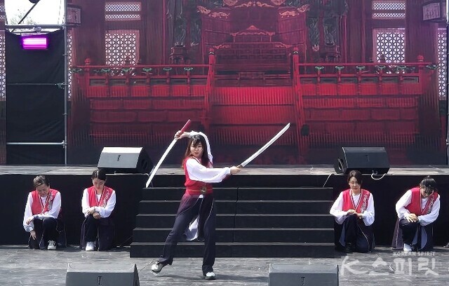 국학기공 중 검무 공연. 사진 한범석 기자.