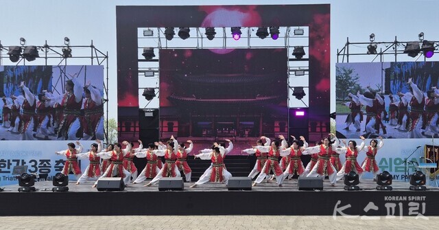 서울시국학기공협회 중랑구팀 65세 이상 어르신들의 국학기공 공연. 사진 한범석 기자