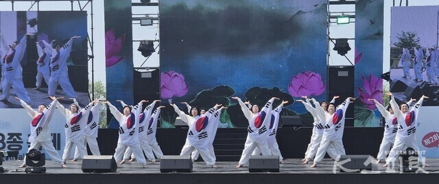 서울시국학기공협회 관악구팀의 태극기공 공연. 사진 한범석 기자.