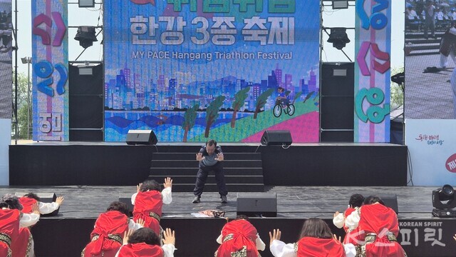 서울시국학기공협회 이정우 교육이사가 진행한 국학기공 배워보기 시간. 사진 한범석 기자.