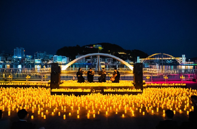 지난해 통영 강구안에서 열린 캔들라이트 콘서트. 이미지 피버.