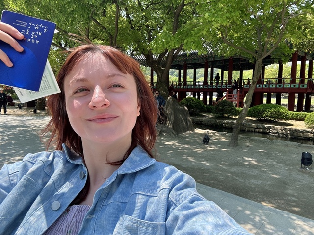 국가유산 방문자 여권 투어 첫 외국인 완주자 ‘쿠벳 아이셰’ 씨(광한루원). 사진 국가유산청