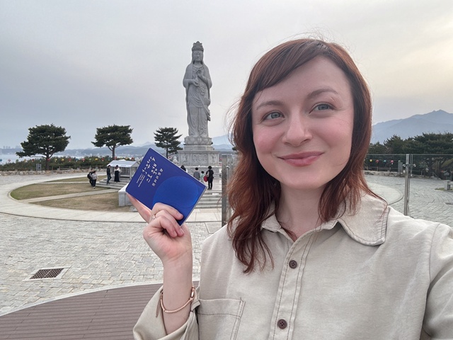 국가유산 방문자 여권 투어 첫 외국인 완주자 ‘쿠벳 아이셰’ 씨(낙산사). 사진 국가유산청