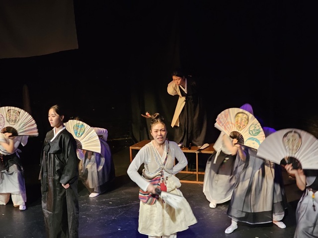 연극 '베르나르다 뎐' 공연 장면. 사진 정유철 기자