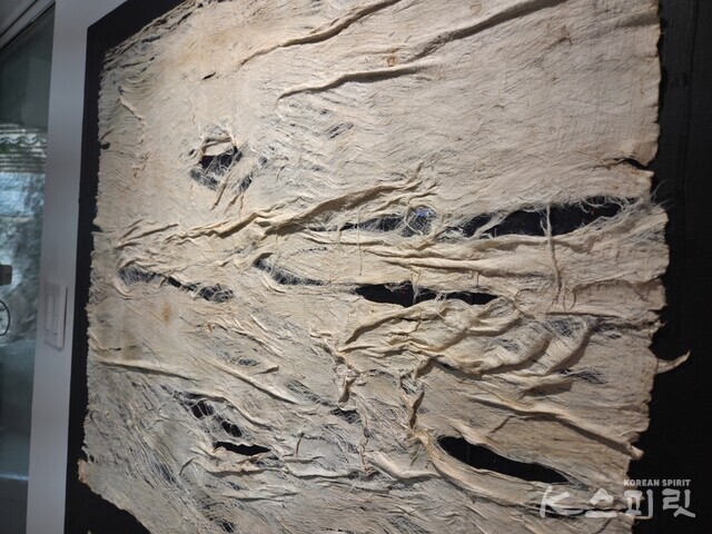 김수경 작가의 개인초대전 ‘기원(WISH)’에 출품한 작품 '하늘과 땅' 근접 촬영. 사진 강나리 기자.