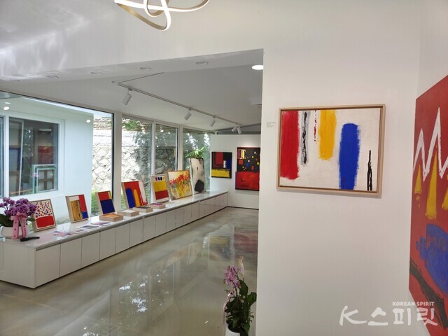 네팔 타르초 깃발과 우리 고유의 오방색으로 기원과 희망을 담은 김수경 작가의 전시. 사진 강나리 기자.