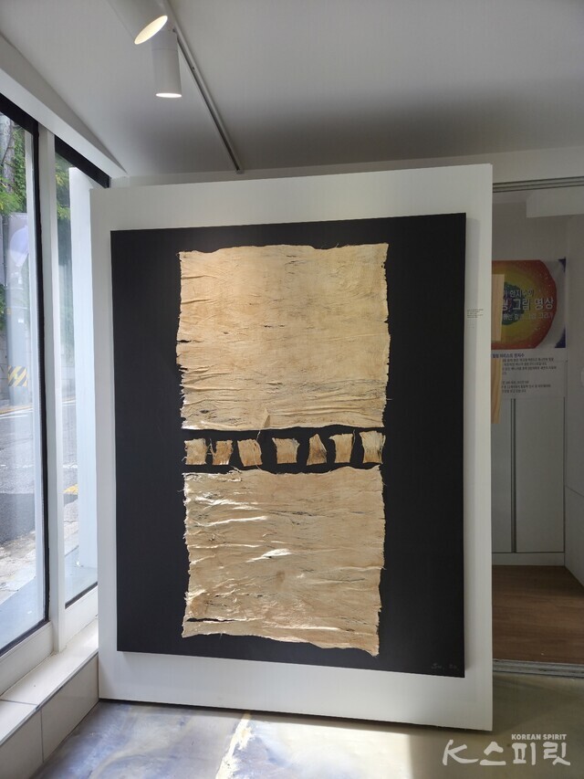 타르초 깃발에서 영감을 얻은 김수경 작가의 작품. 사진 강나리 기자.