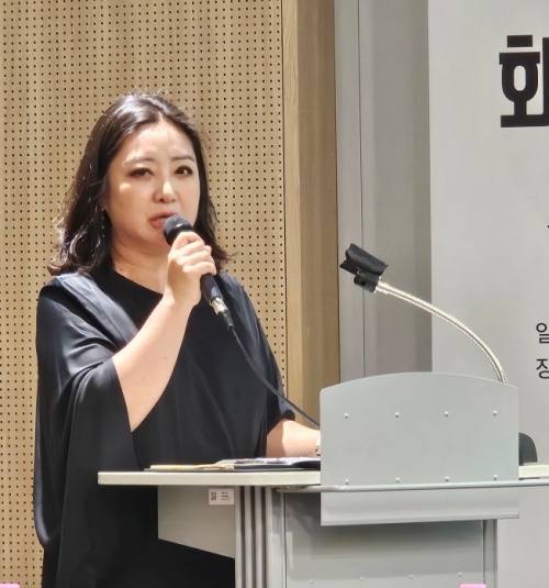 한국화랑협회 안수연 홍보이사가 '2025화랑미술제 in 수원' 전시 개요를 소개했다. 사진 정유철 기자