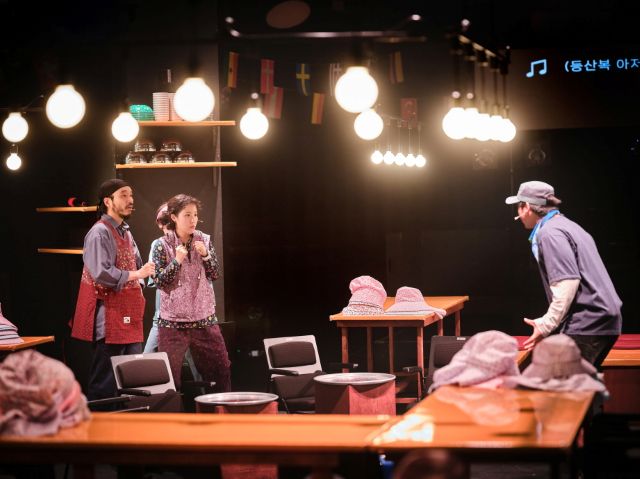 두산인문극장 2025 지역 뮤지컬 '광장시장' 공연 장면.  ©두산아트센터