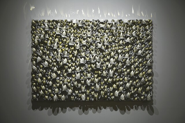 권용래, Eternal Flame-Light Yellow, 2024, stainless steel on canvas, 89.4×130.3cm. 이미지 갤러리조은