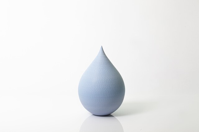 조원재, Azure waterdrop-#s015(푸른물방울-#s015), 2025, Ceramic, wheel-thrown, polished after firing, 17×17×24.5cm. 이미지 갤러리조은