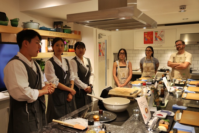 쿠킹 클래스를 진행하는  이경운, 이연주, 최수빈 셰프. 사진 주영한국문화원