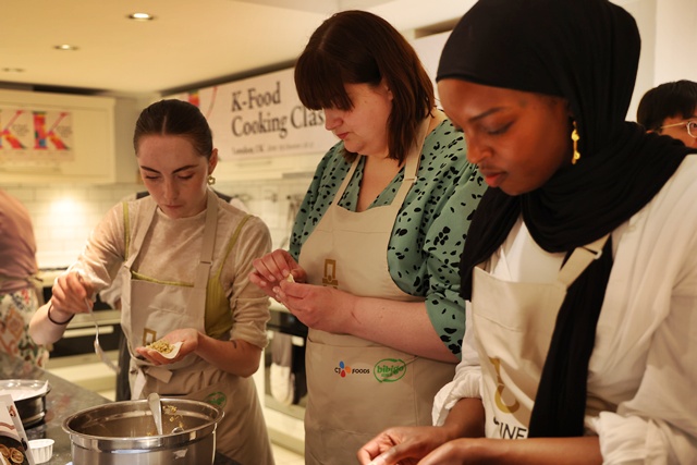 만두는 빚는 참가자들. 사진 주영한국문화원
