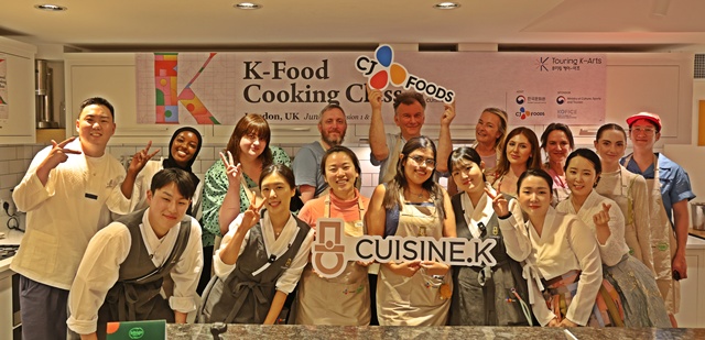 런던  ‘K-푸드 쿠킹클래스’ 진행 셰프와 참가자 들. 사진 주영한국문화원