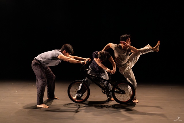 MODAFE 2025 (제44회 국제현대무용제) 심사위원상 수상자 염승훈 공연. 사진 ⓒhanfilm 한국현대무용협회