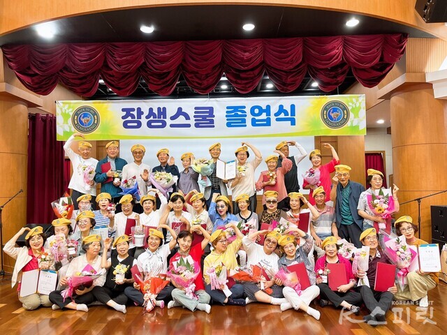 나이 마이너스 30 프로젝트 '장생스쿨' 1기 졸업생들이 지난 6월 15일 졸업식을 했다. 사진 장생스쿨 제공.