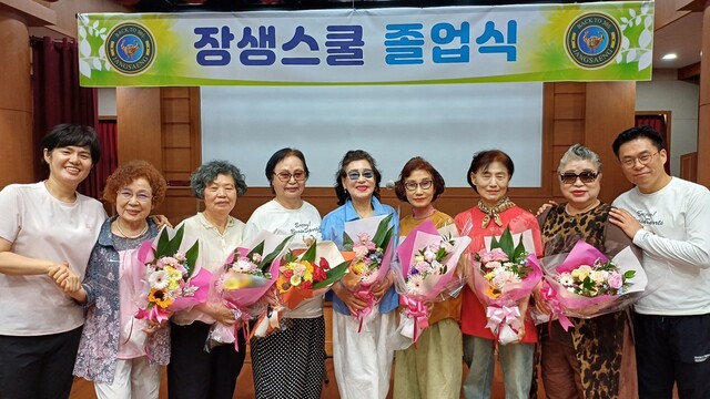 지난 15일 장생스쿨 1기 졸업생 중 브레인트레이닝센터 양정점 회원들. 가장 오른쪽에 있는 회원 전윤재 씨는 오랫동안 의지하던 지팡이에서 벗어나 당당하게 걸을 수 있다고. 사진 강나리 기자.