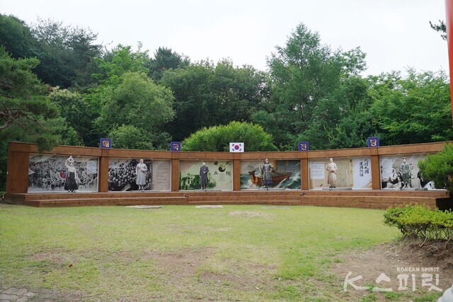 오늘의 대한민국이 있기까지 이 땅을 지키고 국혼, K스피릿을 계승해 온 선조들을 대표한 인물들의 등신대와 어록이 새겨진 애국 광장. 사진 하미진 기자.