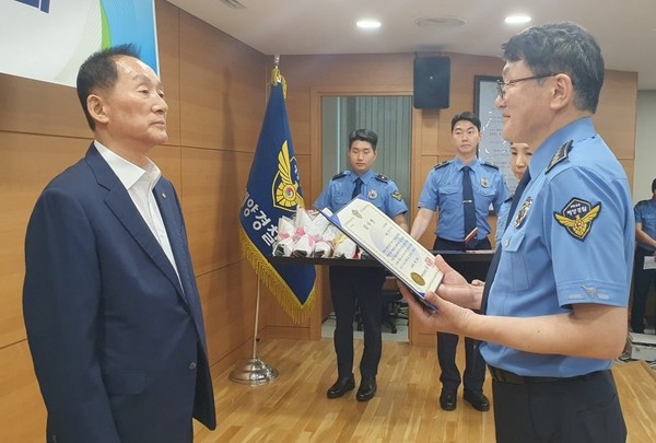 이기우 국학원 원장(사진 왼쪽)이 6월 25일 김용진 해양경찰청에게 감사장을 받고 있다. 사진 국학원