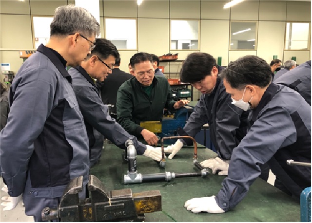 한국폴리텍대학 신중년특화과정 공조냉동실습 수업 장면. 이미지 한국폴리텍대학.