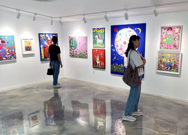 ‘기억은 축복같은 행복’전展을 찾은 시민들. 사진 갤러리 B.O.S