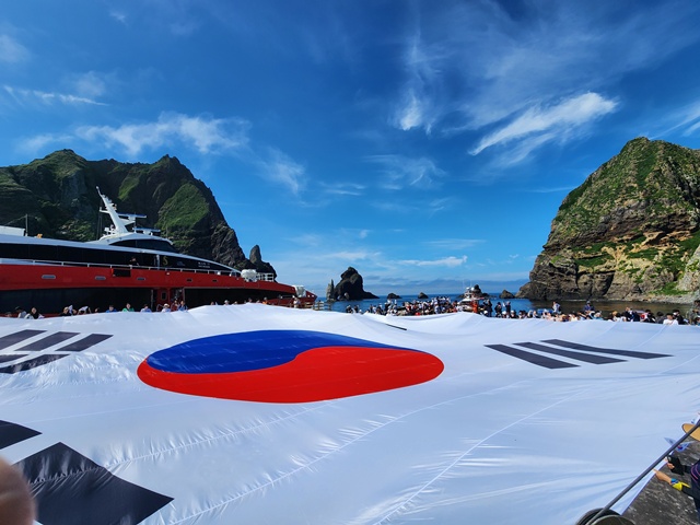 독도에 펼친 초대형 태극기. 사진 서경덕교수실