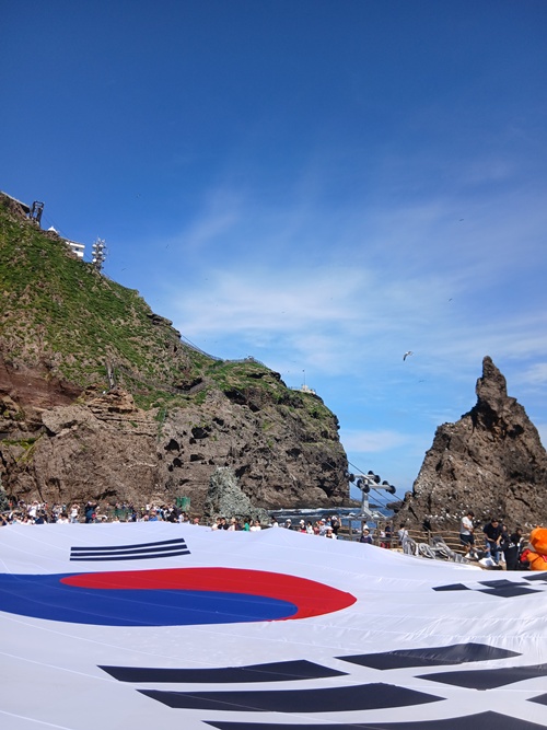 독도에 펼친 초대헝 태극기. 사진 서경덕교수실