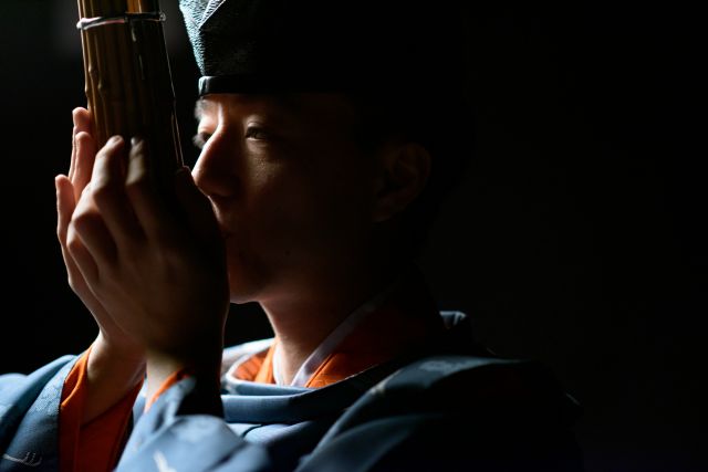 일본 쇼(shō) 연주자 후미야 오토나시(Fumiya Otonashi ). 사진 생황방앗간