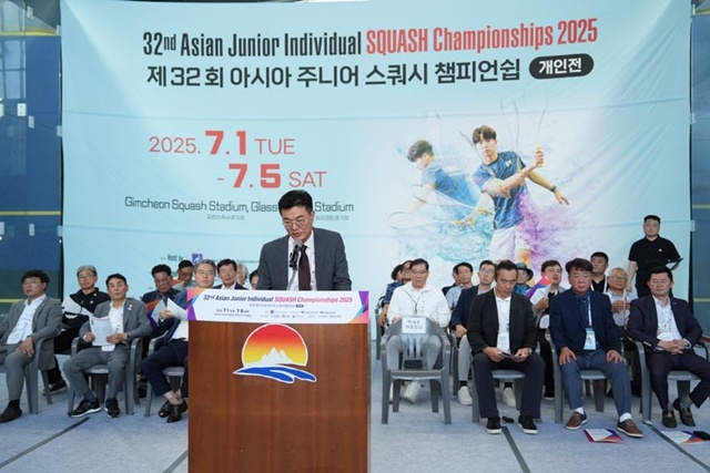 ‘제32회 아시아 주니어 스쿼시 선수권대회’ 개회식에서 박세준 대한스쿼시연맹 회장이 환영사를 하고 있다. 사진 대한스쿼시연맹
