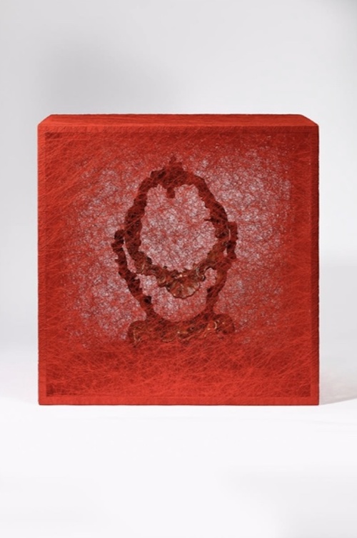 시오타 치하루Shiota Chiharu, State of Being (Mirror Frame), 2023, Metal frame, mirror frame, thread , 50 x 50 x 30 cm. 이미지 아뜰리에아키