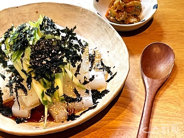 무더운 여름철 시원하면서도 포만감 넘치는 '묵밥'. 사진 백연지 시민기자.