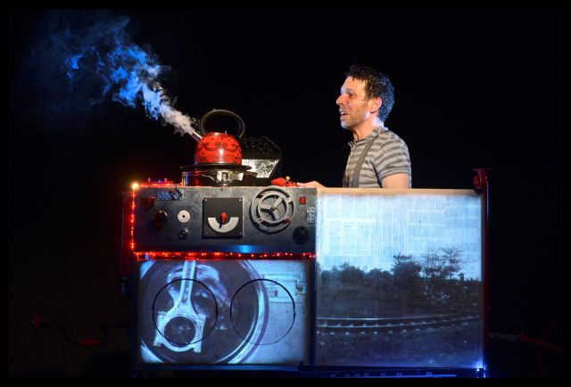 이스라엘의 퍼펫 아티스트 오르난 브라이어(Ornan Braier)의 감각적인 무언극 'Little Love Machine'. 이미지 경기인형극제