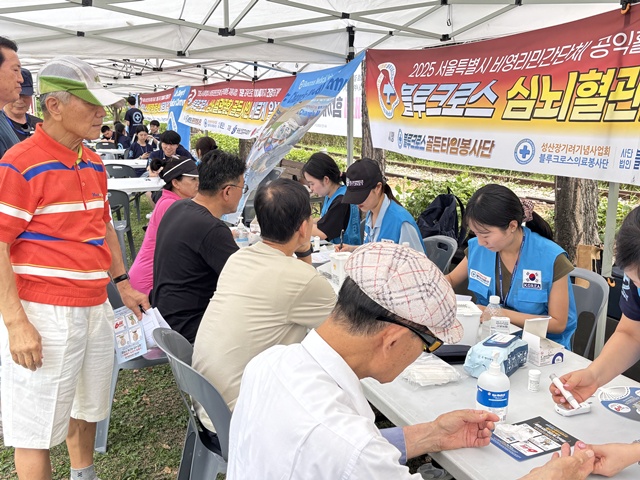 혈압, 혈당 검사 모습. 사진 성산장기려기념사업회 블루크로스의료봉사단