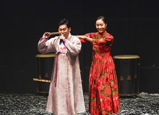 소리꾼 남상일, 박애리. 사진 예술단체 컴퍼니독무