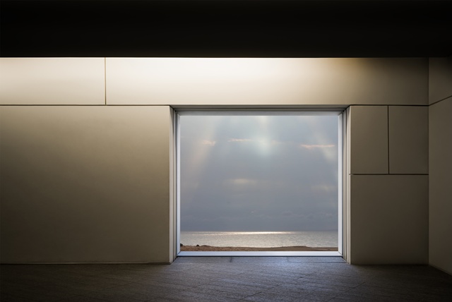 Into a Time Frame  Louvre sparkling ripple water H, 2025, Pigment print, Led monitor, 110 X 65cm. 이미지 제공 더 트리니티 갤러리