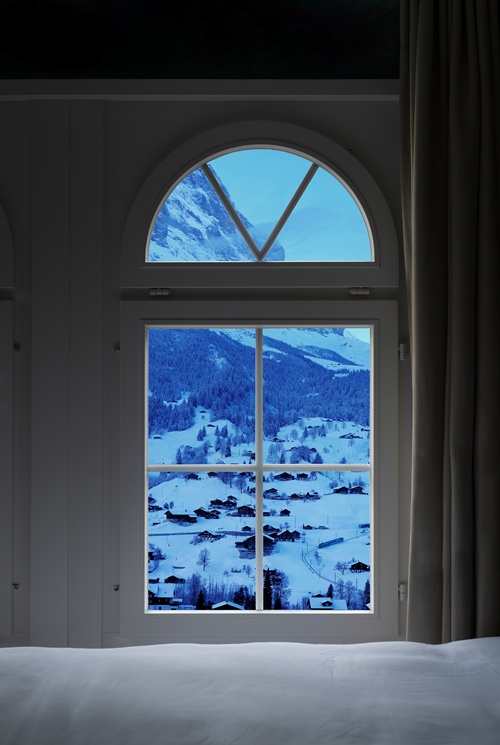 Into a Time Frame , Early morning mountain view , 2025, Pigment print, Led monitor, 108 X 72cm. 이미지 제공 더 트리니티 갤러리