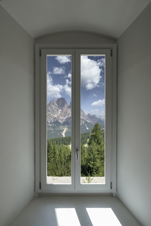 Into a Time Frame, Mountain view, 2025, Pigment print, Led monitor, 108 X 72cm. 이미지 제공 더 트리니티 갤러리