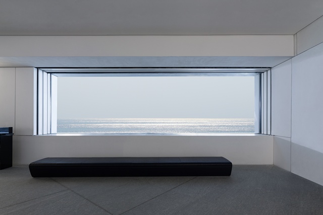 Into a Time Frame,  Wide ocean view, 2024, Pigment print, Led monitor, 50 X 75cm. 이미지 제공 더 트리니티 갤러리