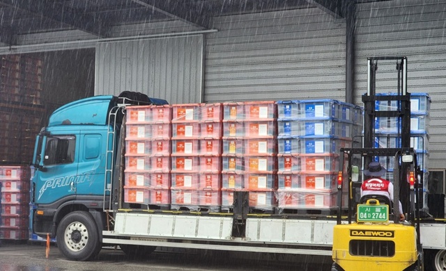 경남 함양에 있는 희망브리지 재해구호물류센터에서 이재민 구호키트를 운송 차량에 싣고 있다. 사진 희망브리지