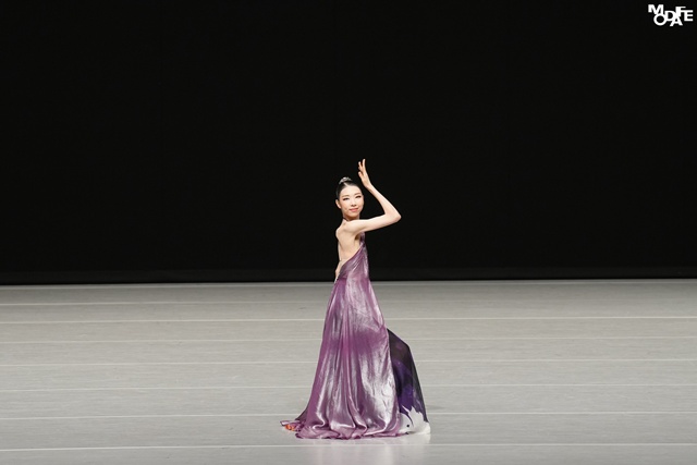 제2회 모다페 국제 무용 콩쿠르 민속무용 아마추어 시니어 여자 창작 김가연. 사진 ⓒhanfilm, 한국현대무용협회