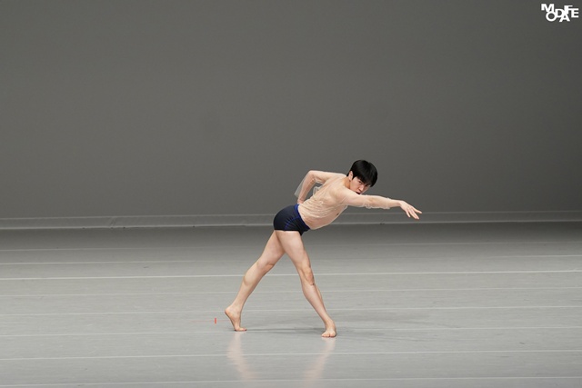제2회 모다페 국제 무용 콩쿠르 현대무용 아마추어 시니어 남자 윤도영. 사진 ⓒhanfilm, 한국현대무용협회
