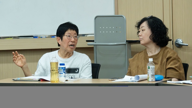 김정숙 대표의 연극 '춘섬이의 거짓말' 연습 지도. 사진 극단 모시는사람들