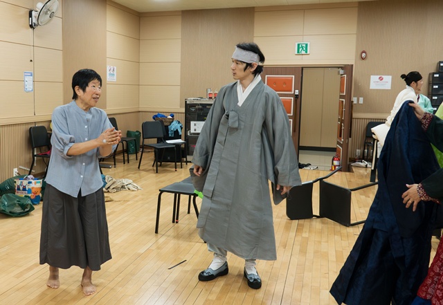 김정숙 대표의 연극 '춘섬이의 거짓말' 연습 지도. 사진 극단 모시는사람들