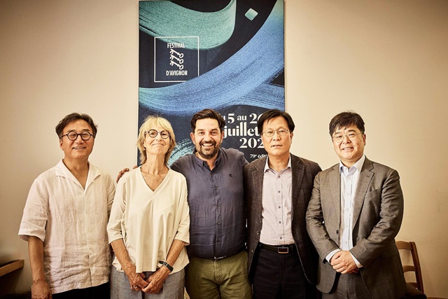 아비농 페스티벌 협약 체결. 사진 (재)예술경영지원센터