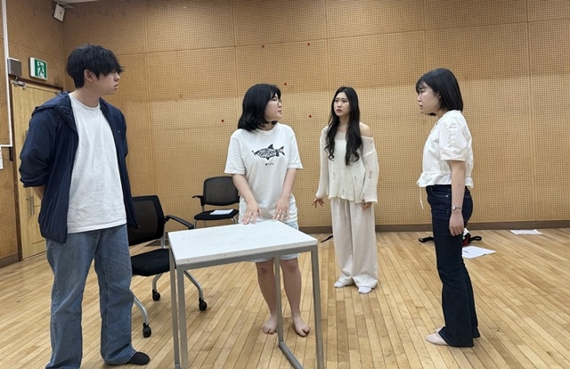 연극 '르브낭' 연습 장면. 사진 극단 에이트볼