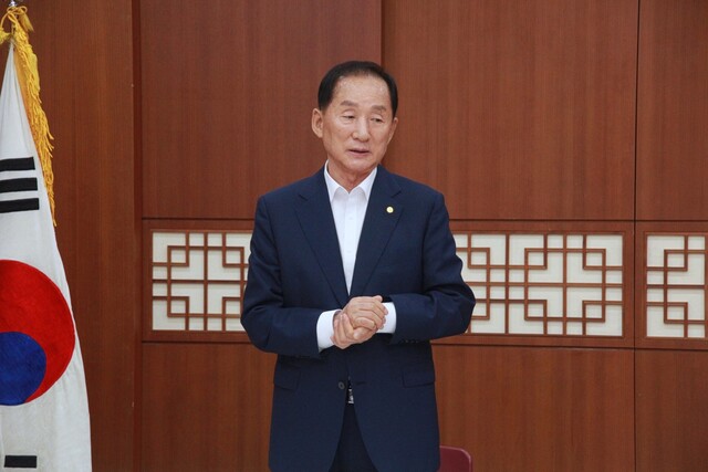 글로벌사이버대학교와의 업무협약 체결 취지를 밝히는 이기우 국학원장. 사진 조동희 기자.