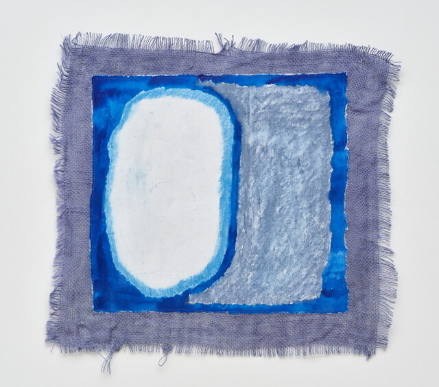 김기정, Hug #33, 2021-2025, 장지에 분채, 콘테, 염색 천, 실, 53 x 56 cm. 이미지 눈컨템포러리