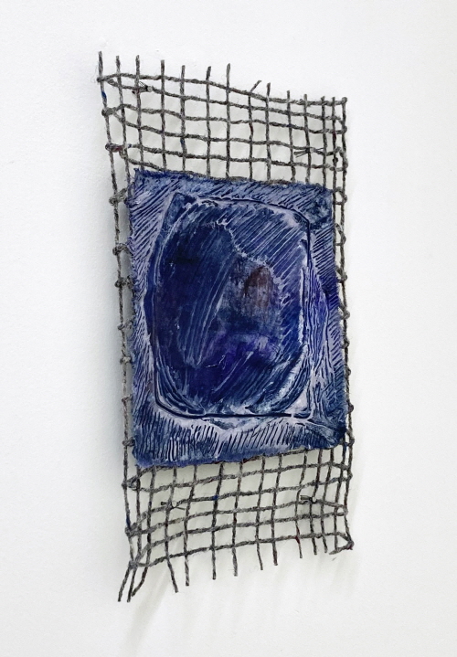 김기정, 드리운 그림자 #10, 2021, 순지에 분채, 실, 27.5 x 18cm. 이미지 눈 컨템포러리